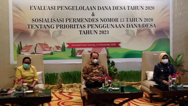 Evaluasi pengelolaan dana desa tahun 2020 dan sosialisasi permendes nomor 13 tahun 2020 tentang prioritas penggunaan dana desa tahun 2021, yang berlangsung di Swissbel Hotel Sorong, Kamis (3/12), foto : Yanti