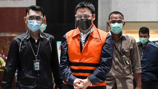 Komisaris PT Minarta Dutahutama, Leonardo Jusminarta Prasetyo (tengah) mengenakan rompi tahanan seusai diperiksa di gedung KPK, Jakarta, Kamis (3/12).  Foto: Hafidz Mubarak A/ANTARA FOTO