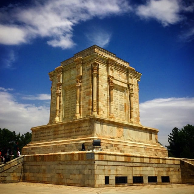 Makam Ferdowsi. Sumber: Wikimedia Commons
