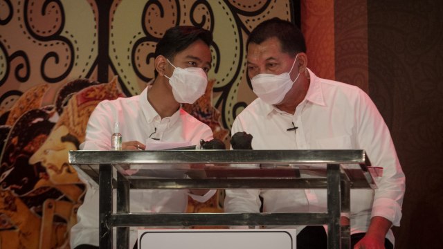 Pasangan calon Wali Kota dan Wakil Wali Kota Solo nomor urut satu Gibran Rakabuming Raka (kiri)-Teguh Prakosa mengikuti Debat Terbuka Pilihan Wali Kota dan Wakil Wali Kota Solo di Solo, Jawa Tengah, Kamis (3/1).  Foto: Mohammad Ayudha/ANTARA FOTO