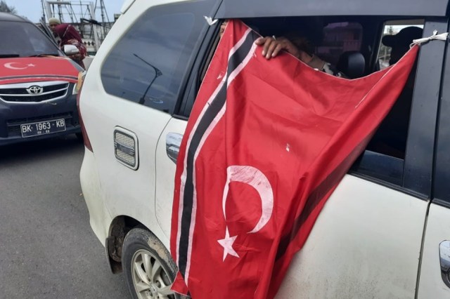 Mobil berbendera Bintang Bulan saat melintas di kawasan Jembatan Layang Simpang Surabaya, Kota Banda Aceh, Jumat (4/12) pagi. Foto: Habil Razali/acehkini
