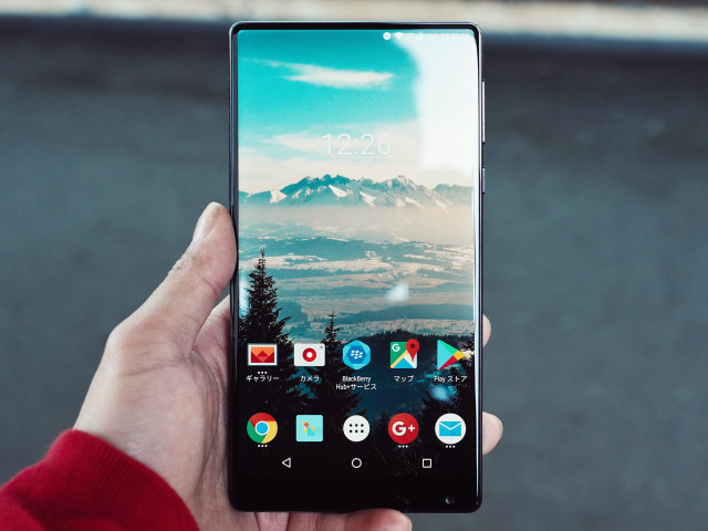 Smartphone salah satu contoh modernisasi. Foto: Unsplash