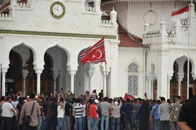 Bendera Bintang Bulan berkibar di halaman Masjid Raya Baiturrahman, Banda Aceh, Jumat (4/12) bertepatan Milad ke-44 GAM. Foto: Yudiansyah/acehkini