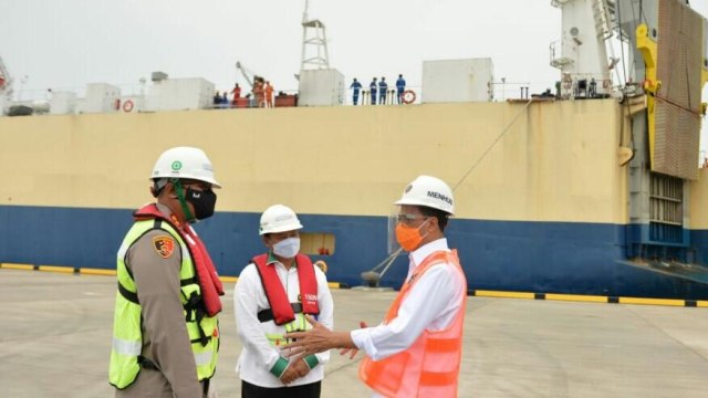 Menhub Budi Karya Sumadi (kanan) saat meninjau uji coba bongkar muat Pelabuhan Patimban, Subang, Jawa Barat, Kamis (3/12). Foto: Kemenhub RI