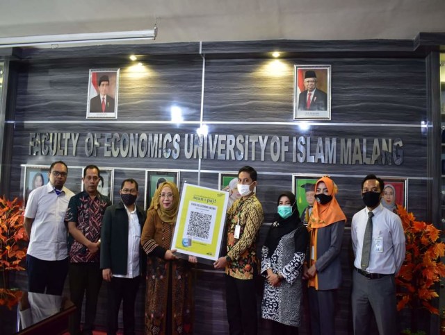 Dekan FEB Unisma, Nur Diana, bersama jajaran Pimpinan Bank Syariah Mandiri dan Pimpinan FEB Unisma. Foto: dok