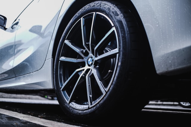 Tampilan velg dan ban BMW 320i Sport Foto: Bangkit Jaya Putra/kumparan