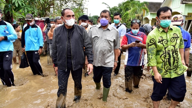 Gubernur Sumatera Utara Edy Rahmayadi saat meninjau lokasi banjir di Kota Medan dan Deli Serdang, Sumatera Utara, Jumat (4/12).
 Foto: Dok. Istimewa