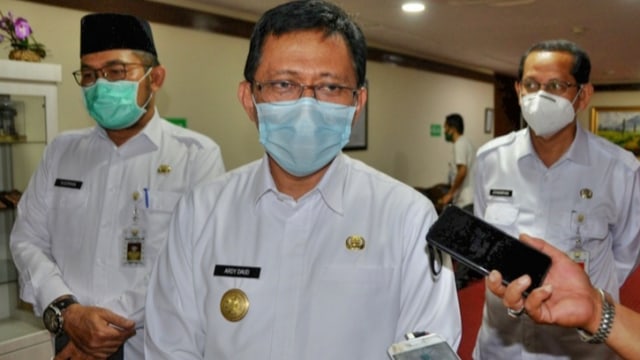 Pjs Gubernur Jambi, Ardy Daud didampingi Sekda Provinsi Jambi, Sudirman dan Jubir Satgas Penanganan COVID-19 Provinsi Jambi, Johansyah saat diwawancarai awak media. Foto: Hms
