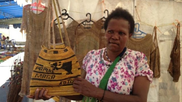 Pengrajin noken Papua. (BumiPapua.com/Katharina)