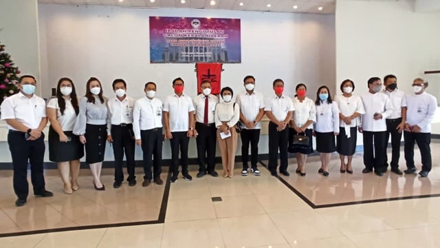 Joune Ganda dan Kevin W Lotulung berfoto bersama usai ibadah pengutusan calon kepala daerah yang berasal dari GMIM