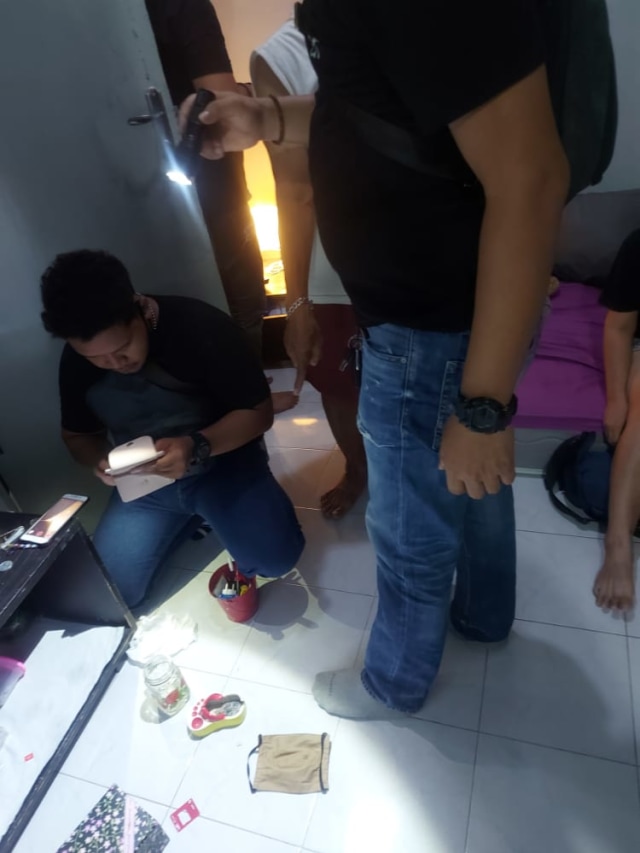 Polisi saat melakukan penggeledahan di rumah Iyut Bing Slamet. Foto: Dok. Istimewa