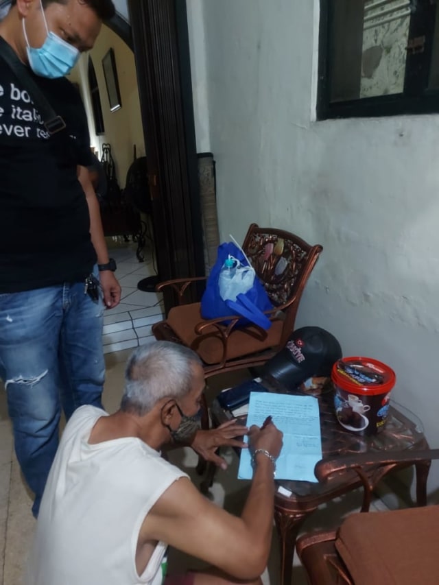 Polisi saat melakukan penggeledahan di rumah Iyut Bing Slamet. Foto: Dok. Istimewa
