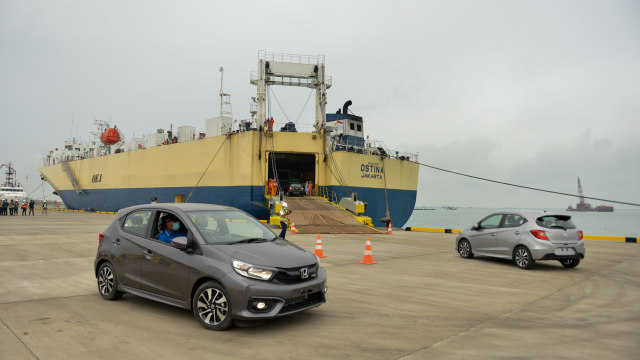 Pekerja melakukan bongkar muat sejumlah kendaraan bermotor ke dalam kapal MV Ostina saat Menteri Perhubungan Budi Karya Sumadi mengecek kesiapan operasional Pelabuhan Patimban di Subang, Jawa Barat, Kamis (3/12/2020). Foto: ANTARA FOTO/Humas Kementerian Perhubungan/Handout