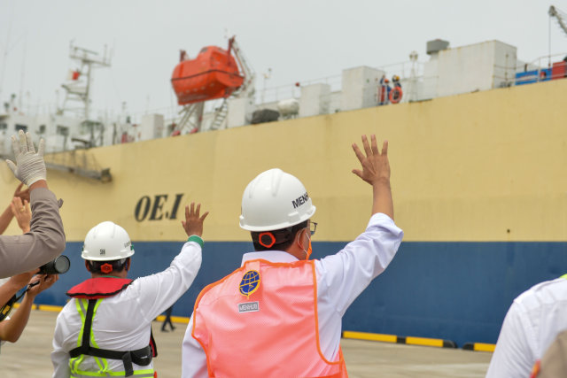 Menteri Perhubungan Budi Karya Sumadi (kanan) melepas keberangkatan kapal MV Ostina saat mengecek kesiapan operasional Pelabuhan Patimban di Subang, Jawa Barat, Kamis (3/12/2020). Foto: ANTARA FOTO/Humas Kementerian Perhubungan/Handout