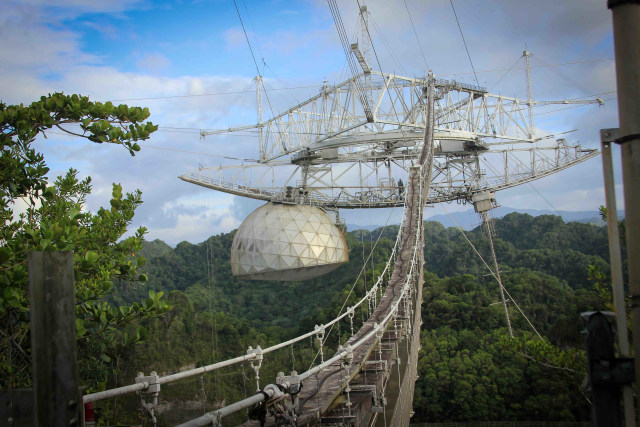 Teleskop raksasa Arecibo Observatory di Puerto Riko, akhirnya runtuh pada 1 Desember 2020. Ia dipakai untuk mencari tanda kehidupan di ruang angkasa. Foto: National Science Foundation