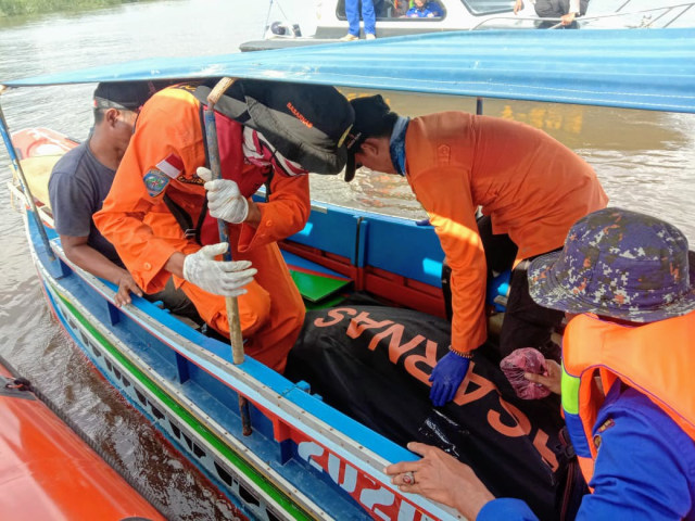 Tim SAR saat mengevakuasi jenazah korban yang sebelumnya dinyatakan hilang. (foto: dok. SAR)