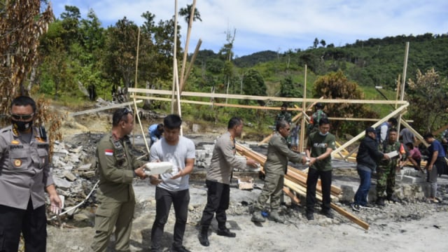 Kapolda Sulteng Irjen Pol Abdul Rakhman Baso pimpin pembangunan rumah korban kekerasan kelompok Ali Kalora di Dusun Lewono, Desa Lembontongoa, Kabupaten Sigi, Sulteng. Foto: Dok. Humas Polda Sulteng