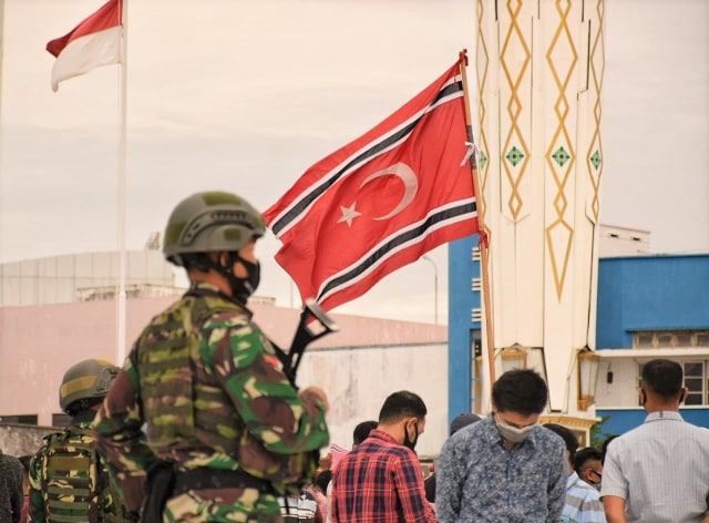 Bendera bintang bulan berkibar di Masjid Raya Baiturrahman saat Milad GAM ke-44. Foto: Yudiansyah/acehkini 