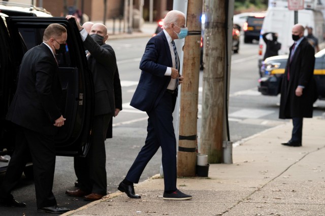 Joe Biden pakai sepatu berbeda saat hadir di The Queen Theater Wilmington, Delaware. Foto: Jim Watson/AFP