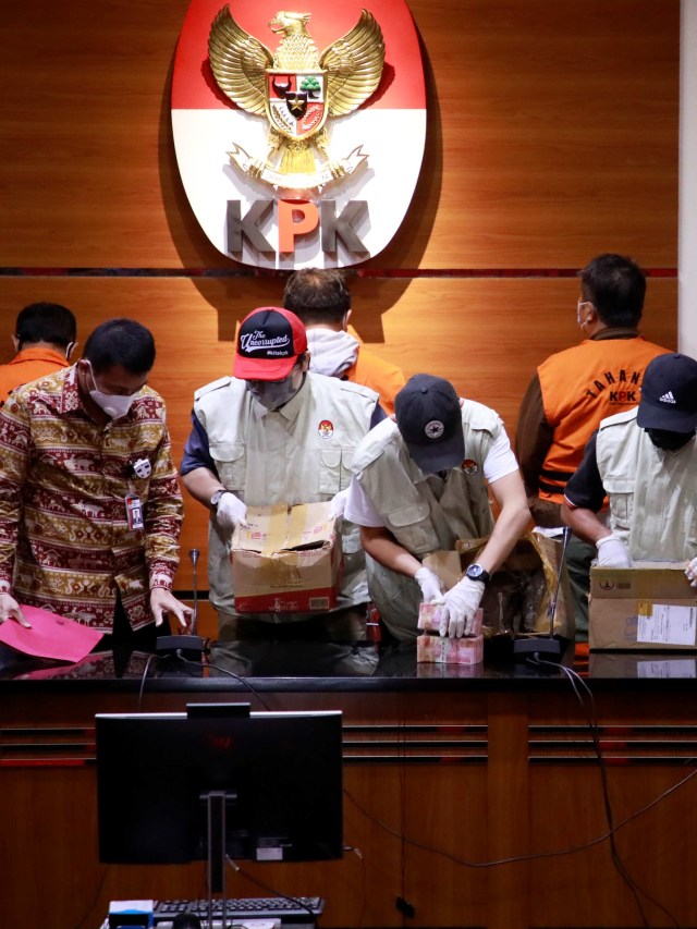 Pegawai KPK saat menyiapkan barang bukti uang yang diamankan dari OTT Bupati Banggai Laut. Foto: Humas KPK