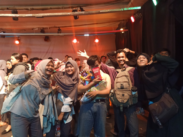 Sumber: Dokumen Pribadi saat penulis menonton pementasan teater.