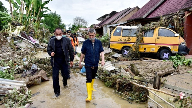 Gubernur Sumatera Utara Edy Rahmayadi melihat mobil tersangkut di pagar pascabanjir di Tanjung Selamat, Medan Tuntungan, Medan.  Foto: Dok. Istimewa