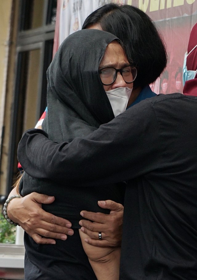 Mantan penyanyi cilik, Iyut Bing Slamet saat dihadirkan rilis narkoba di Polres Jakarta Selatan, Jakarta, Sabtu, (5/12). Foto: Ronny