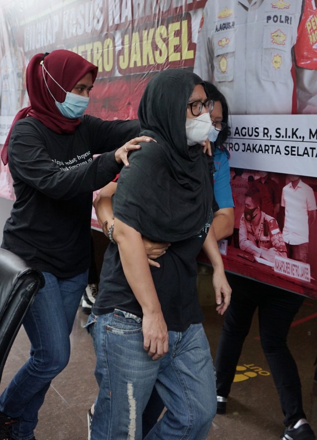 Mantan penyanyi cilik, Iyut Bing Slamet saat dihadirkan rilis narkoba di Polres Jakarta Selatan, Jakarta, Sabtu, (5/12).  Foto: Ronny