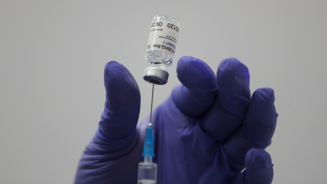 Seorang petugas medis mengisi jarum suntik dengan vaksin Sputnik V. Foto: Maxim Shemetov/REUTERS