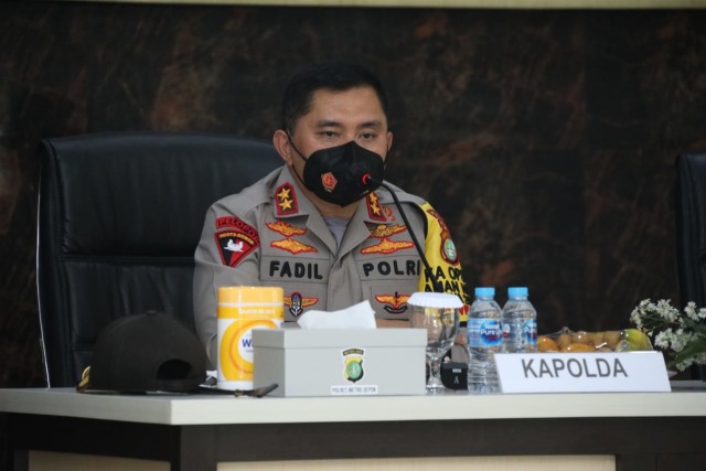 Kapolda Metro jaya, Irjen Fadil Imran saat menyerahkan bantuan alat kesehatan di di aula Polrestro Depok, Sabtu (05/12). Foto: Dok. Istimewa