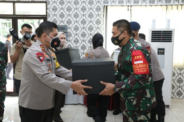 Pangdamjaya, Mayjen TNI Dudung Abdurachman bersama Kapolda Metro jaya, Irjen Fadil Imran saat menyerahkan bantuan alat kesehatan di di aula Polrestro Depok, Sabtu (05/12). Foto: Dok. Istimewa
