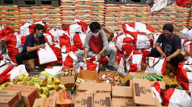 Bantuan paket sembako (bansos) dari Presiden Joko Widodo. Foto: ANTARA FOTO/M Risyal Hidayat