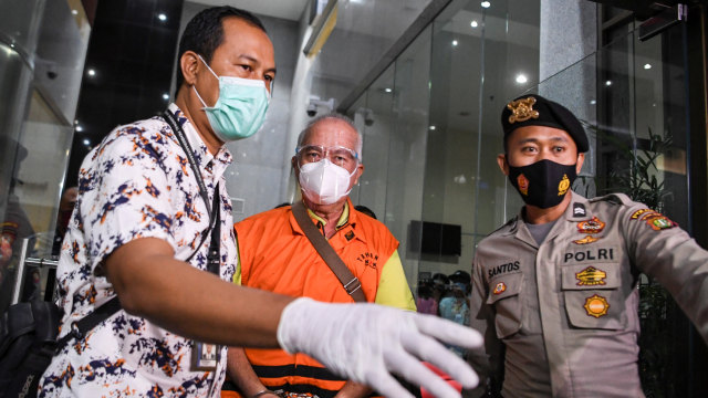 Bupati Banggai Laut Wenny Bukamo (tengah) berjalan menuju mobil tahanan usai diperiksa di gedung KPK, Jakarta.  Foto: Hafidz Mubarak A/ANTARA FOTO