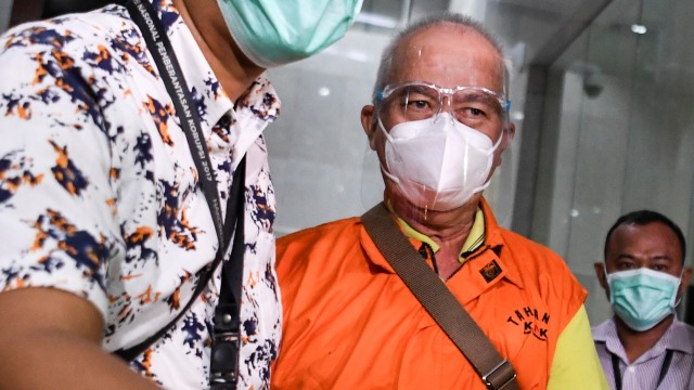 Bupati Banggai Laut Wenny Bukamo (tengah) berjalan menuju mobil tahanan usai diperiksa di gedung KPK, Jakarta. Sabtu (5/12).  Foto: Hafidz Mubarak A/ANTARA FOTO