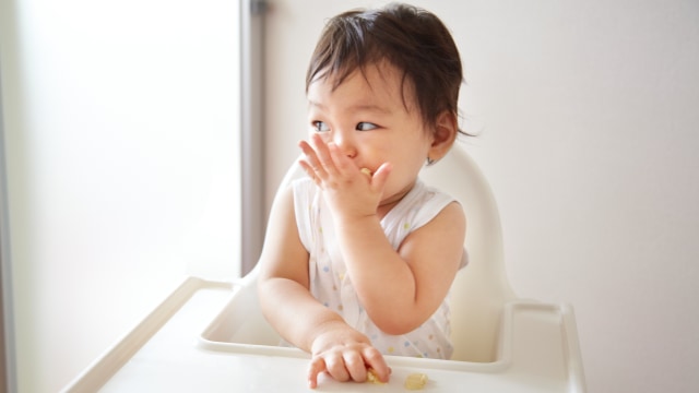Ilustrasi bayi makan nangka. Foto: Getyy Images