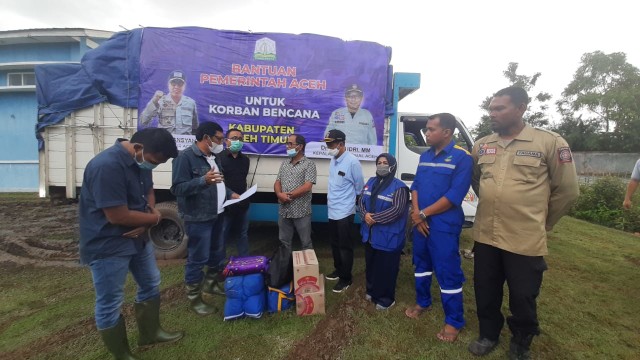 Bantuan disalurkan untuk korban banjir. Foto: Humas Dinsos