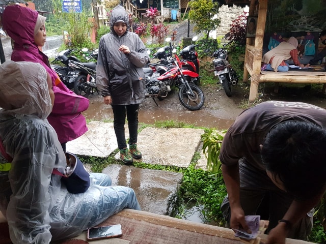 Para pendaki sedang mengisi registasi pendakian di basecamp Permadi Guci.