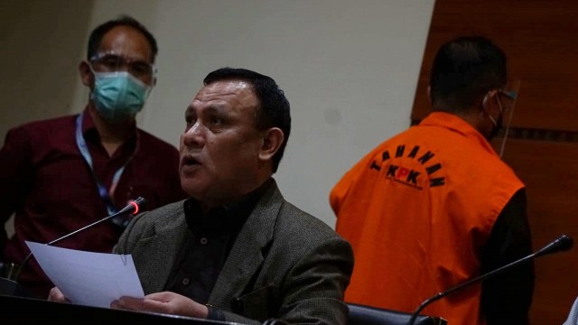 Ketua KPK Firli Bahuri menggelar konferensi pers terkait Operasi Tangkap Tangan (OTT) tindak pidana korupsi pada program bantuan sosial di Kementerian Sosial untuk penanganan COVID-19 di Gedung KPK, Jakarta, Minggu (6/12). Foto: Jamal Ramadhan/kumparan