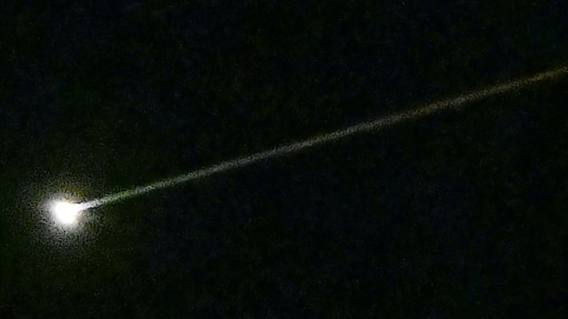 Japan Aerospace Exploration Agency (JAXA) Kapsul Hayabusa2 membawa sampel ekstensif pertama dari asteroid yang menyala saat memasuki atmosfer bumi. Foto: Kyodo/via REUTERS