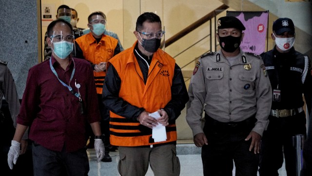 Menteri Sosial Juliari P Batubara mengenakan baju tahanan KPK usai menjalani pemeriksaan di Gedung KPK, Jakarta, Minggu (6/12).
 Foto: Jamal Ramadhan/kumparan