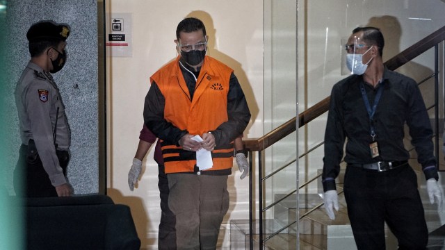 Menteri Sosial Juliari P Batubara mengenakan baju tahanan KPK usai menjalani pemeriksaan di Gedung KPK, Jakarta, Minggu (6/12).
 Foto: Jamal Ramadhan/kumparan