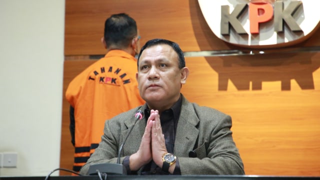 Ketua KPK Firli Bahuri menggelar konferensi pers terkait Operasi Tangkap Tangan (OTT) tindak pidana korupsi pada program bantuan sosial di Kementerian Sosial untuk penanganan COVID-19 di Gedung KPK, Jakarta, Minggu (6/12). Foto: Humas KPK