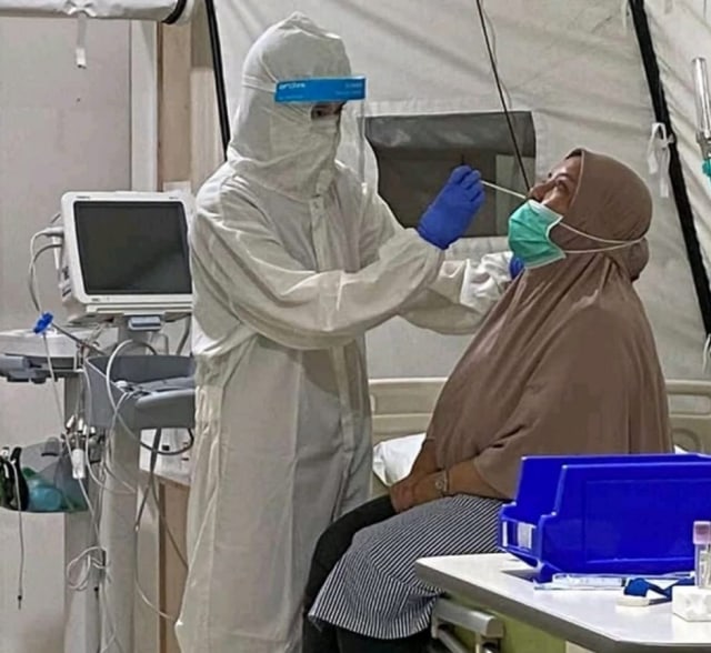 Wakil Ketua DPRD Kalteng, Farida Darland Atjeh saat menjani tes swab di salah satu RS di Kota Palangka Raya. 