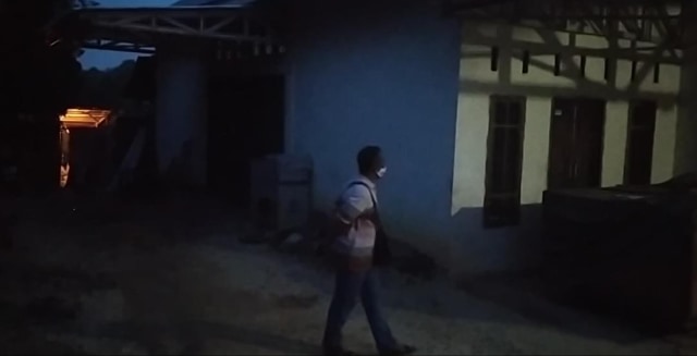 Petugas saat hendak menggerebek lokasi tempat tinggal terduga teroris di Kota Jambi. Foto: Jambikita.id