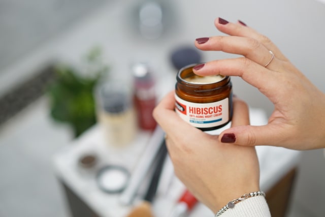 Ilustrasi ibu hamil pakai skincare Foto: Pixabay