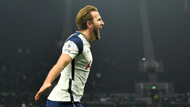 Pemain Tottenham Hotspur Harry Kane berselebrasi usai mencetak gol pada Pertandingan Liga Premier Tottenham Hotspur vs Arsenal di Stadion Tottenham Hotspur, London, Inggris, Minggu (6/12). Foto: Pool via REUTERS
