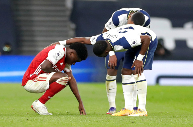 Pemain Arsenal Bukayo Saka bereaksi setelah mengalami cedera pada pertandingan Liga Premier Tottenham Hotspur vs Arsenal di Stadion Tottenham Hotspur, London, Inggris, Minggu (6/12). Foto: Pool via REUTERS