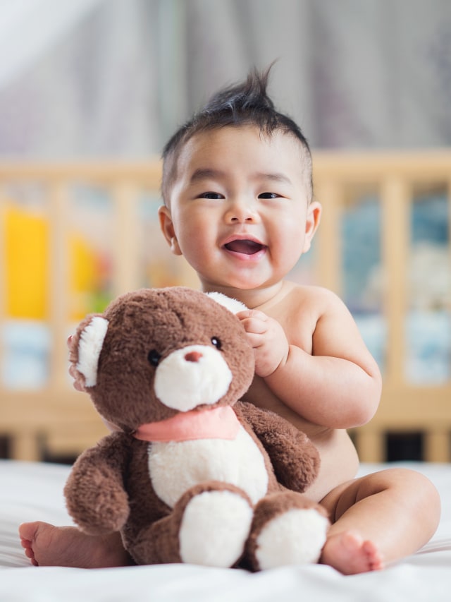 Anak dengan Boneka Binatang. Foto: Getty Images