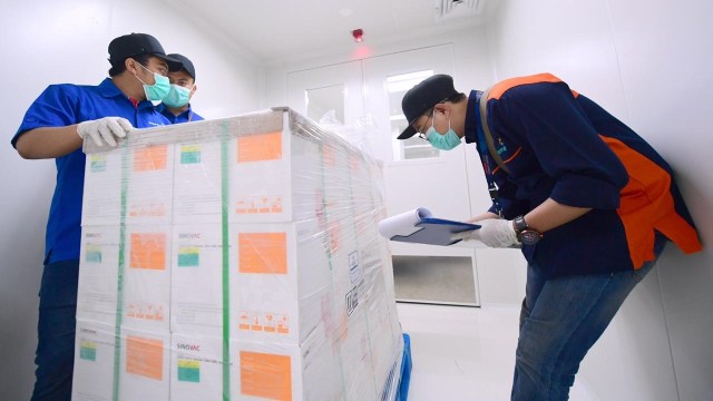 Petugas mengecek kontainer berisi vaksin COVID-19 Sinovac saat tiba di Bio Farma, Bandung, Jawa Barat. Foto: Muchlis Jr/Biro Pers Sekretariat Presiden