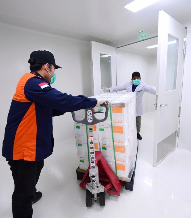 Petugas menurunkan kontainer berisi vaksin COVID-19 Sinovac saat tiba di Bio Farma, Bandung, Jawa Barat. Foto: Muchlis Jr/Biro Pers Sekretariat Presiden